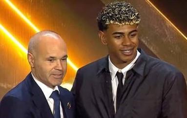 罗马诺：西蒙斯预计缺席莱比锡今日比赛，他已决定转投切尔西