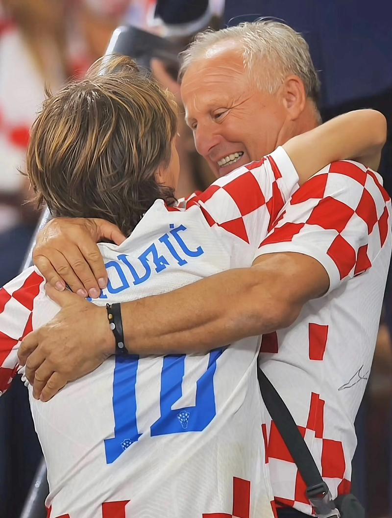 剑南春丨多特3-3斯图加特，昂达夫补时绝平+戴帽，埃姆雷-詹点射