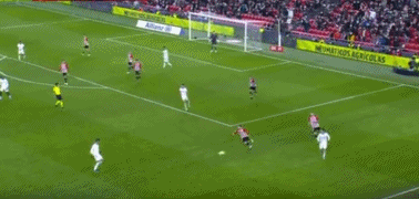 瑞典超保级附加赛被迫四次中断，球迷燃放烟火致人造草皮起火