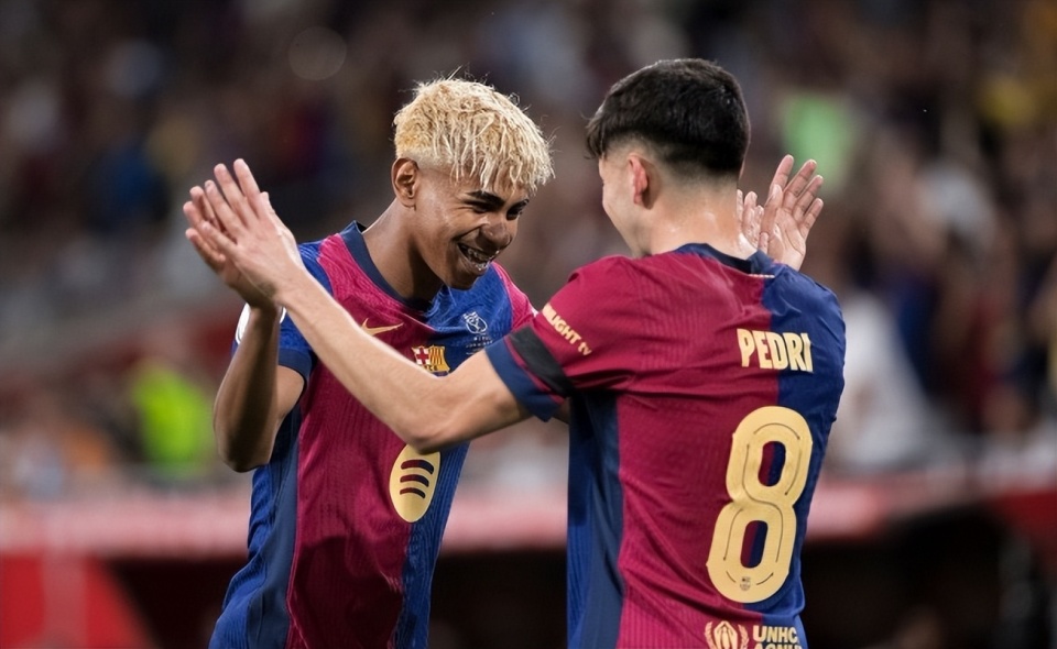 篮球篮网比赛中关键传球帮助球队取胜