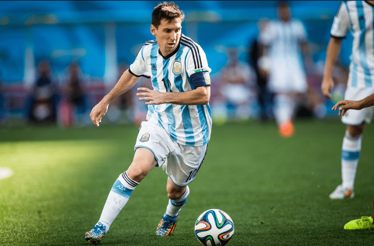 足球世界杯主题周边开售，球迷抢购